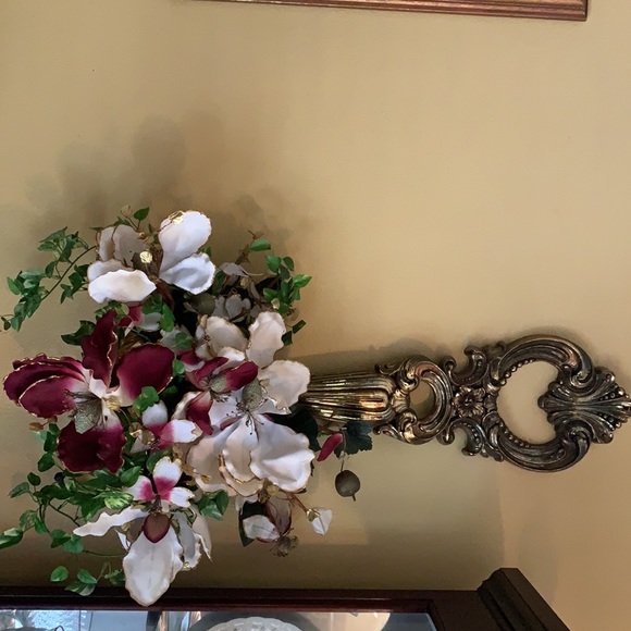 Large vintage spoon set w/ flowers